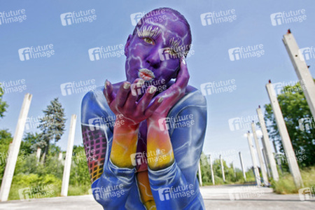 Frau in blauem Overall / Woman in blue overall