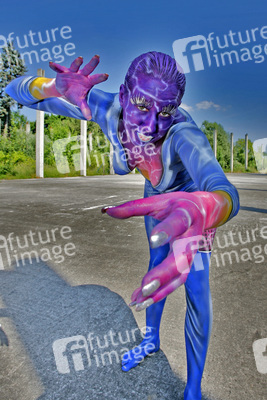 Frau in blauem Overall / Woman in blue overall