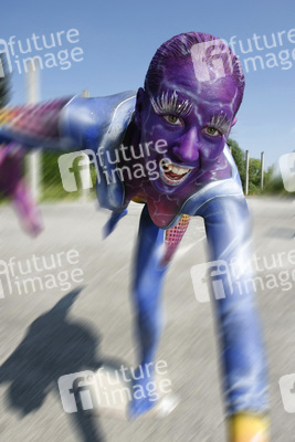 Frau in blauem Overall / Woman in blue overall