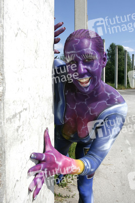 Frau in blauem Overall / Woman in blue overall