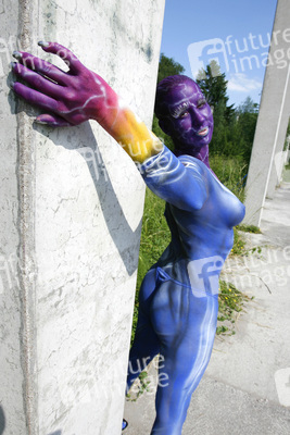 Frau in blauem Overall / Woman in blue overall