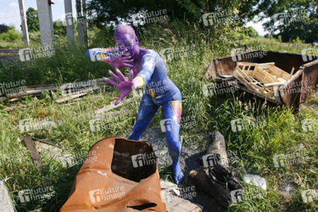 Frau in blauem Overall / Woman in blue overall