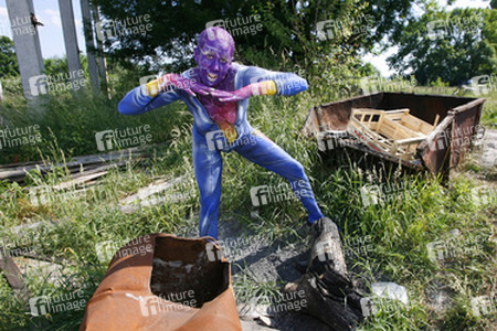 Frau in blauem Overall / Woman in blue overall