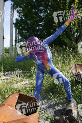 Frau in blauem Overall / Woman in blue overall