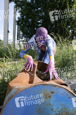 Frau in blauem Overall / Woman in blue overall