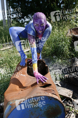 Frau in blauem Overall / Woman in blue overall
