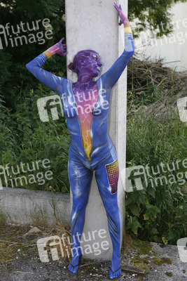 Frau in blauem Overall / Woman in blue overall