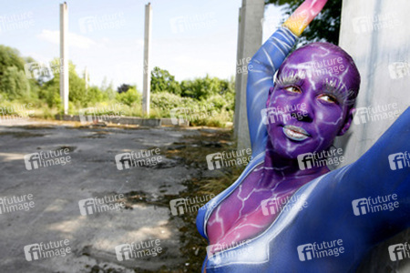 Frau in blauem Overall / Woman in blue overall