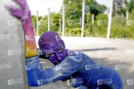 Frau in blauem Overall / Woman in blue overall