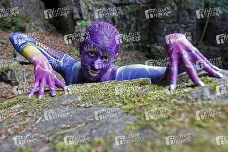 Frau in blauem Overall / Woman in blue overall