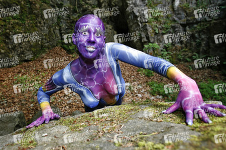 Frau in blauem Overall / Woman in blue overall