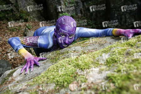 Frau in blauem Overall / Woman in blue overall