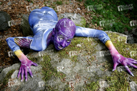 Frau in blauem Overall / Woman in blue overall