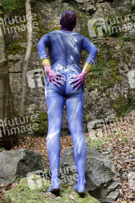 Frau in blauem Overall / Woman in blue overall