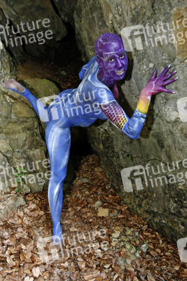 Frau in blauem Overall / Woman in blue overall