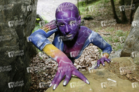 Frau in blauem Overall / Woman in blue overall