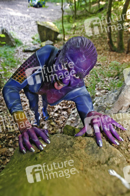 Frau in blauem Overall / Woman in blue overall