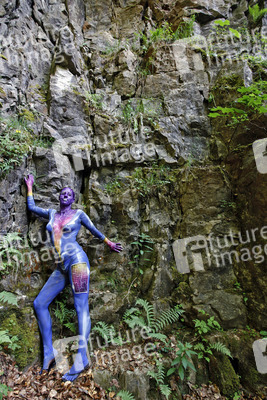 Frau in blauem Overall / Woman in blue overall