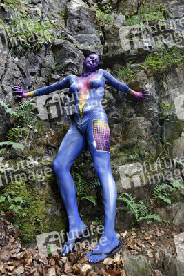 Frau in blauem Overall / Woman in blue overall