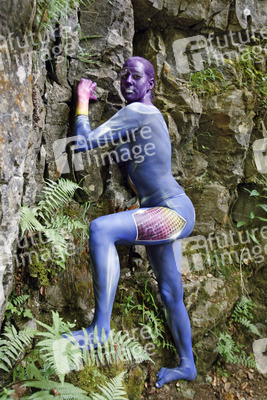 Frau in blauem Overall / Woman in blue overall