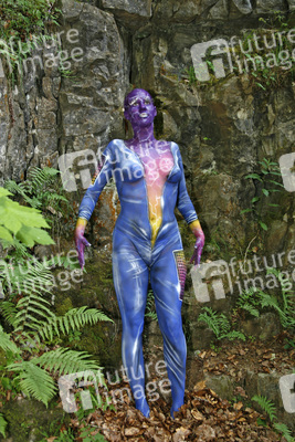 Frau in blauem Overall / Woman in blue overall