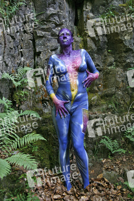 Frau in blauem Overall / Woman in blue overall