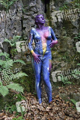 Frau in blauem Overall / Woman in blue overall