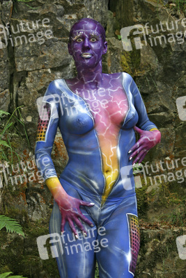 Frau in blauem Overall / Woman in blue overall