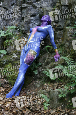 Frau in blauem Overall / Woman in blue overall