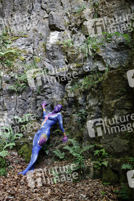 Frau in blauem Overall / Woman in blue overall