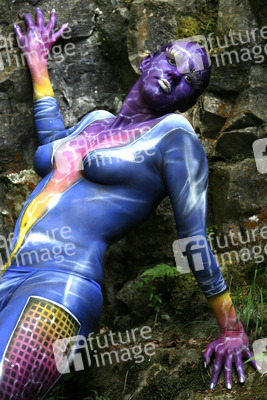 Frau in blauem Overall / Woman in blue overall