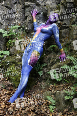 Frau in blauem Overall / Woman in blue overall