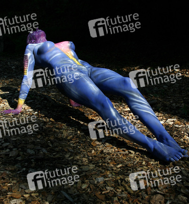 Frau in blauem Overall / Woman in blue overall