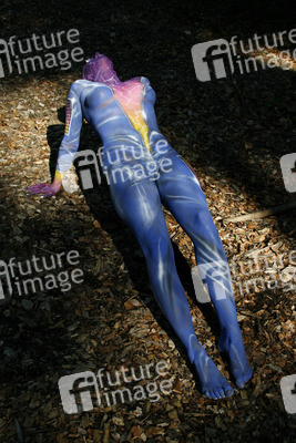 Frau in blauem Overall / Woman in blue overall