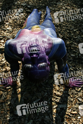 Frau in blauem Overall / Woman in blue overall