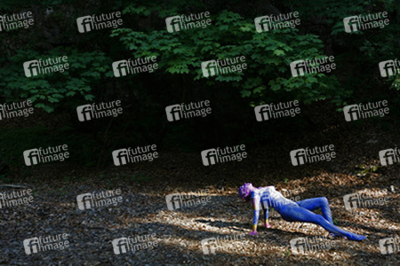 Frau in blauem Overall / Woman in blue overall