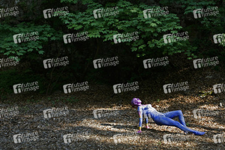 Frau in blauem Overall / Woman in blue overall