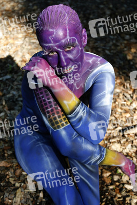 Frau in blauem Overall / Woman in blue overall