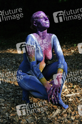 Frau in blauem Overall / Woman in blue overall