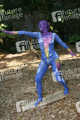 Frau in blauem Overall / Woman in blue overall