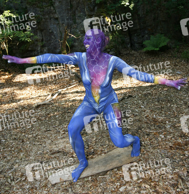 Frau in blauem Overall / Woman in blue overall