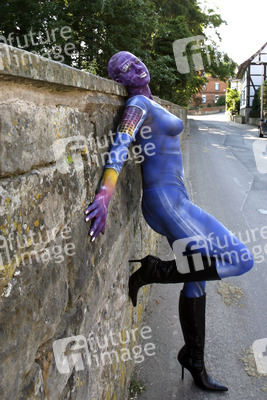 Frau in blauem Overall / Woman in blue overall