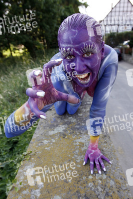 Frau in blauem Overall / Woman in blue overall