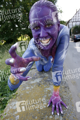 Frau in blauem Overall / Woman in blue overall