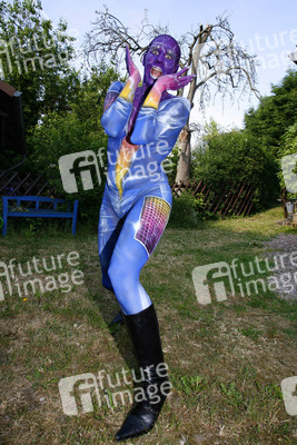 Frau in blauem Overall / Woman in blue overall