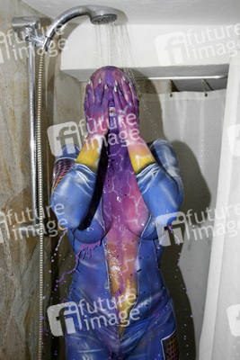 Frau in blauem Overall / Woman in blue overall