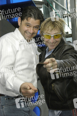 Martin Semmelrogge mit dem Wirt der Caroshi-Bar