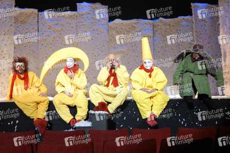 Wjatscheslaw Iwanowitsch 'Slava' Polunin mit seinem Team