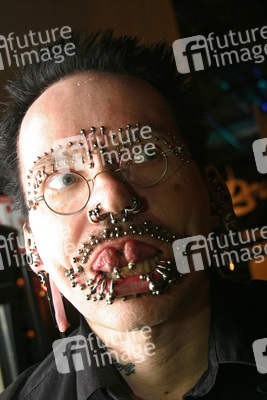 Rolf (48) mit 126 Piercings im Gesicht