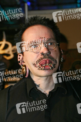 Rolf (48) mit 126 Piercings im Gesicht